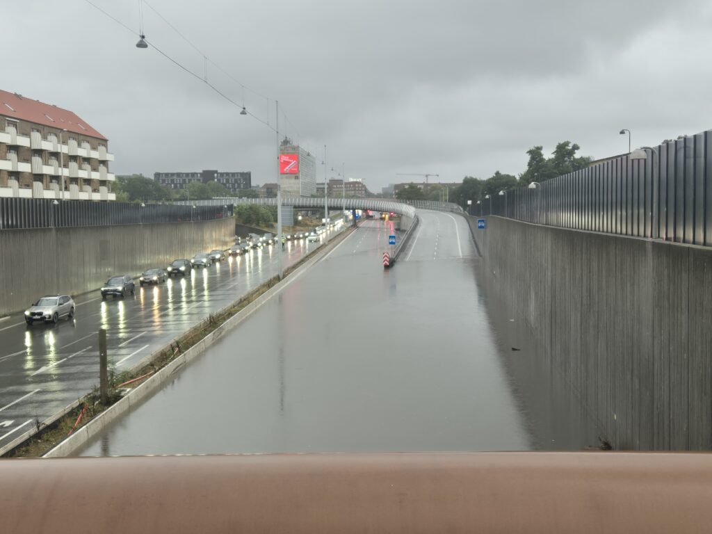 Helsingørmotorvejen hårdt ramt af regn og massiv kø