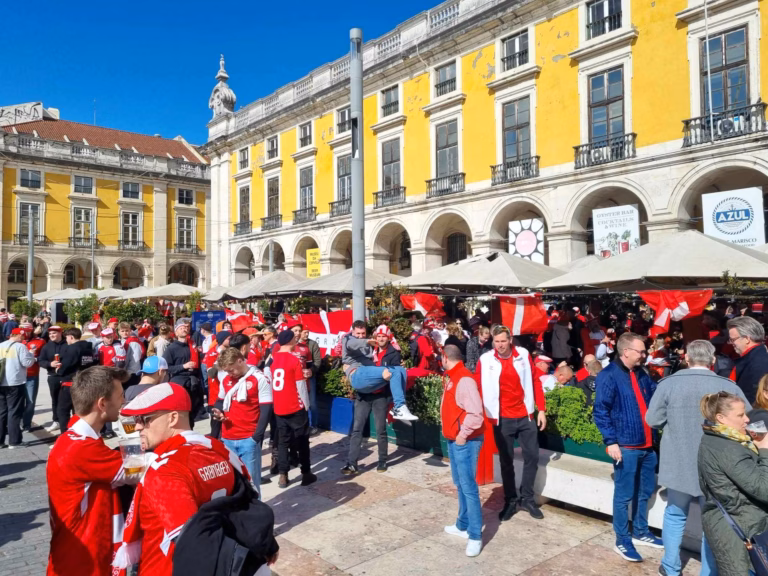 Se billederne: Danske fans klar til kamp i Portugal